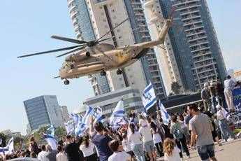"Hamas viola accordo e restituisce solo 4 corpi", famiglie ostaggi accusano